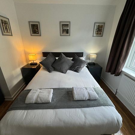 Oakhurst Gatwick B&B Crawley  Exterior photo